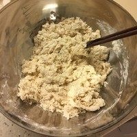 1、鲜虾仁培根披萨,温水取少量化开xiao母加入混合好的高低面粉,用筷子顺时针搅拌,慢慢加入剩下的温水,不停搅拌成雪花片状!