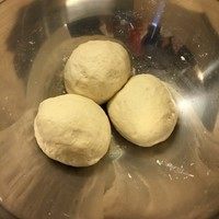2、鲜虾仁培根披萨,把面揉至光滑,蒙上保鲜膜,发到两倍左右,分成三份,
