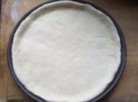 3、鲜虾仁培根披萨,把擀好的饼皮用插扎些孔,