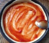 4、鲜虾仁培根披萨,抹上番茄酱~