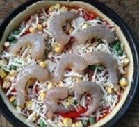 5、鲜虾仁培根披萨,依次撒上准备好的材料,然后摆放好鲜虾,最好在撒上一次马苏里拉芝士!200度,15分钟就OK啦!