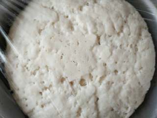 1、培根虾仁披萨,面粉和酵母盐混合用不烫手的温水和好，饧发到两倍大小