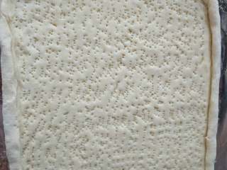 2、培根虾仁披萨,揉好摊成饼，用叉子或者牙签扎小孔，继续饧发半小时