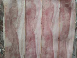 4、培根虾仁披萨,铺上一层培根