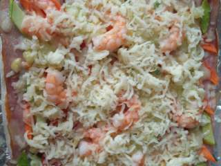 6、培根虾仁披萨,铺满芝士碎再烤10-15分钟就好了！