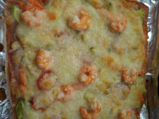 7、培根虾仁披萨,我做的比较大，怕不熟多烤了一会！