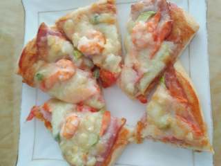 8、培根虾仁披萨,味道还是不错的！趁热吃最好吃！女儿把虾和培根吃了！我吃的蔬菜芝士也不错呵呵????