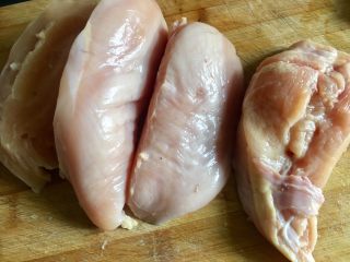 1、鼎香坊里脊肉饼,准备好一个鸡脯肉，我的一块是731克，放冰箱里冻一下，冻到半硬的状态，这样好切片。