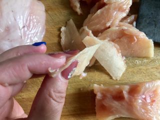 2、鼎香坊里脊肉饼,顺着鸡脯肉本身的纹路切片，越薄越好。