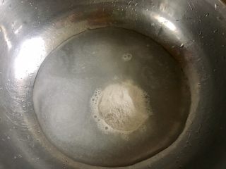 3、鼎香坊里脊肉饼,鼎香坊的白料，加入水，搅拌均匀，无颗粒状态。