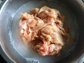 4、鼎香坊里脊肉饼,加入切好的鸡脯肉片。