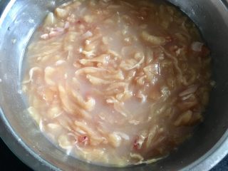 5、鼎香坊里脊肉饼,朝一个方向搅拌均匀，放冰箱冷藏，二十分钟搅拌一次，冷藏两个小时。