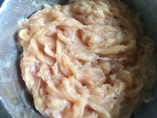 6、鼎香坊里脊肉饼,两个小时后，水就都被鸡脯肉片吸干了。