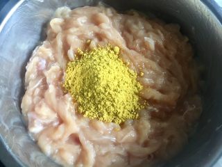 7、鼎香坊里脊肉饼,放入鼎香坊的红料。