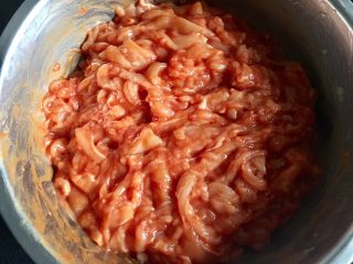 8、鼎香坊里脊肉饼,搅拌均匀，冷藏十二个小时以上。