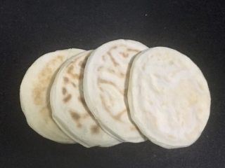 9、鼎香坊里脊肉饼,我买的现成的白吉饼，如果不想买的话，可以自己做。