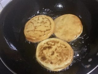 11、鼎香坊里脊肉饼,炸至金黄捞出。