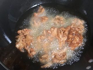 12、鼎香坊里脊肉饼,把腌制好的肉片放入油锅里炸。