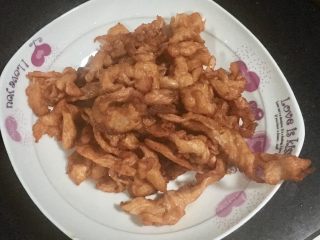 13、鼎香坊里脊肉饼,炸熟了捞出。