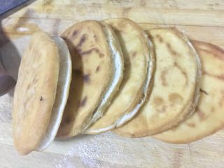 14、鼎香坊里脊肉饼,炸好的小饼，从中间切开，不要完全切开，留四分之一相连。