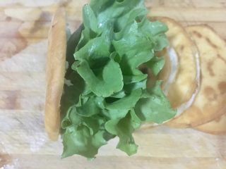 15、鼎香坊里脊肉饼,放入生菜。