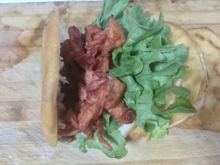 16、鼎香坊里脊肉饼,放一层炸好的肉片。