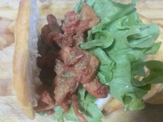 17、鼎香坊里脊肉饼,撒上孜然粉。