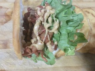 18、鼎香坊里脊肉饼,挤上千岛酱，也可以挤沙拉酱或者番茄酱，都可以。