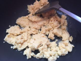 2、冰爽绿豆糕,放入绿豆沙翻炒均匀。