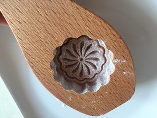 6、冰爽绿豆糕,晃均匀叩出玉米淀粉