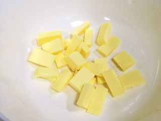 3、柠檬饼干,黄油切块软化。