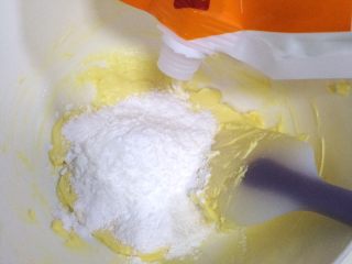 5、柠檬饼干,加入45克的糖粉。
