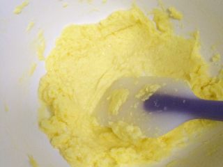 9、柠檬饼干,翻拌至柠檬汁和黄油混合均匀。