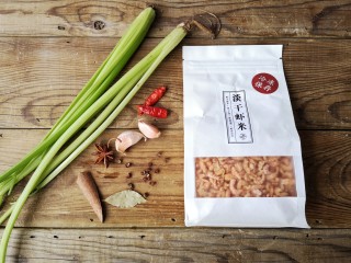 1、海米拌西芹,准备食材。