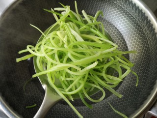 5、海米拌西芹,沥水捞出后迅速过一下凉开水备用。