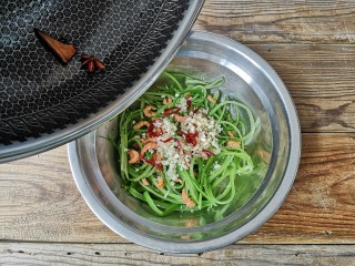 9、海米拌西芹,将炸好的油浇在干辣椒和蒜末上，伴随着次啦次啦的声响，香味就全被激发出来了。