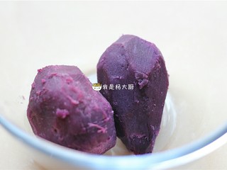 2、红薯/紫薯糯米糕,将蒸好的红薯/紫薯去皮
