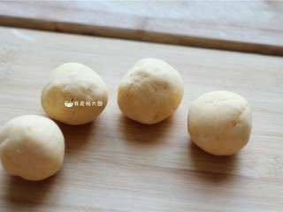 7、红薯/紫薯糯米糕,把红薯也按上面的步骤搓成40克一个的小球