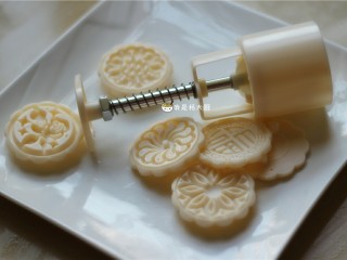 8、红薯/紫薯糯米糕,取一个月饼模具。网上有卖的，大概十多元一套