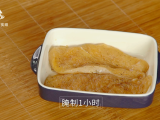 8、两分钟自制鸡排披萨，香酥又可口简单易上手,腌制1小时