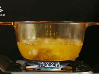 12、两分钟自制鸡排披萨，香酥又可口简单易上手,炸至金黄