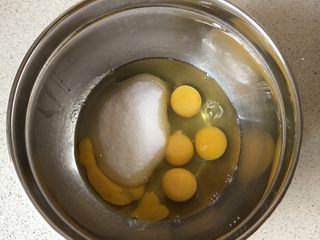 2、法式海绵蛋糕,鸡蛋中一次性加入糖