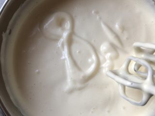 4、法式海绵蛋糕,提起蛋头画8字，滴落的蛋糊不会马上消失