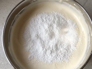 5、法式海绵蛋糕,分3-4次筛入低粉，用刮刀小心的从底部往上翻拌