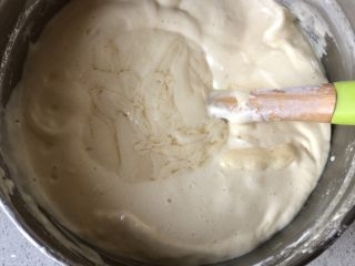 6、法式海绵蛋糕,倒入面糊、继续翻拌均匀