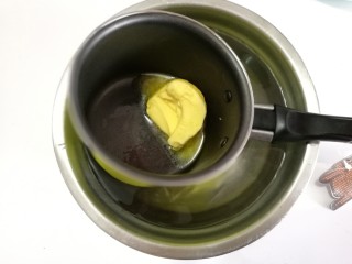 1、小熊慕斯蛋糕,黄油隔水融化