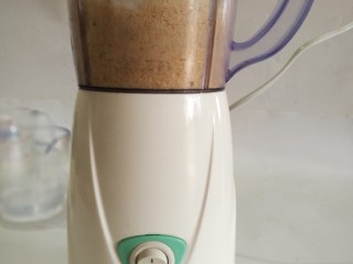 2、小熊慕斯蛋糕,饼干用料理机打碎