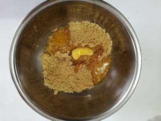 3、小熊慕斯蛋糕,饼干碎末加入融化的黄油