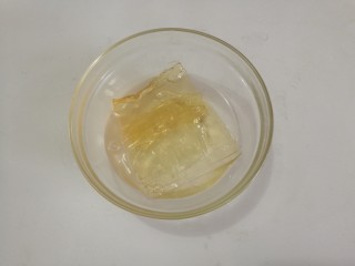 5、小熊慕斯蛋糕,三片吉利丁片用冷水浸泡