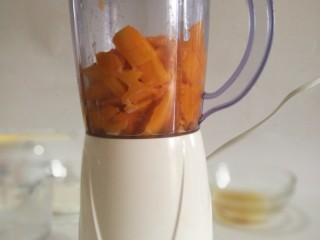 6、小熊慕斯蛋糕,芒果肉加入15克牛奶打成芒果泥